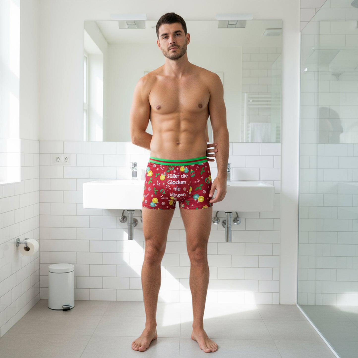 Mann trägt lustige Weihnachts Boxershort mit Spruch Süßer die Glocken nie klingen im Badezimmer