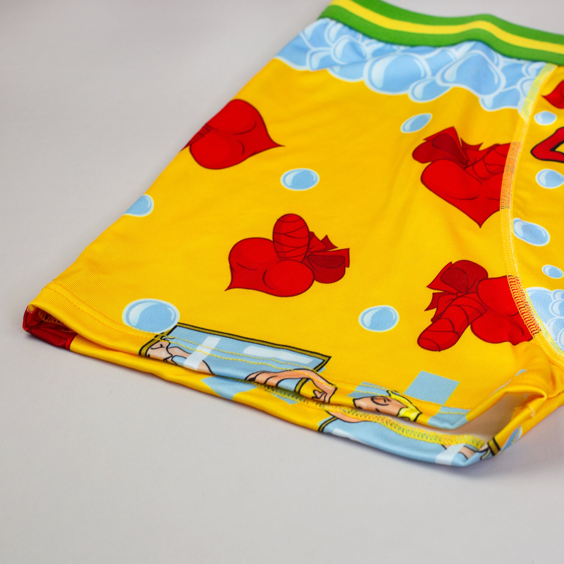 Seitenansicht der Scherz-Unterhose Lümmeltüte mit roten Herzmotiven