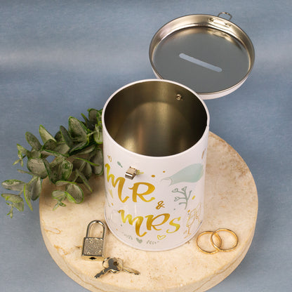 Geöffnete Spardose Hochzeit Mr. & Mrs. mit Schloss und Schlüsseln neben der Dose