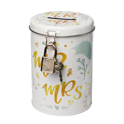Weiß-goldene Metall-Spardose Hochzeit Mr. & Mrs. mit Schloss, freigestellt auf weißem Hintergrund