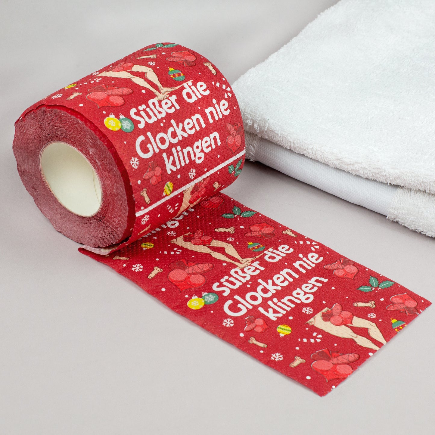 Toilettenpapierrolle Weihnachten ausgebreitet, rote Farbe mit Spruch „Süßer die Glocken nie klingen“