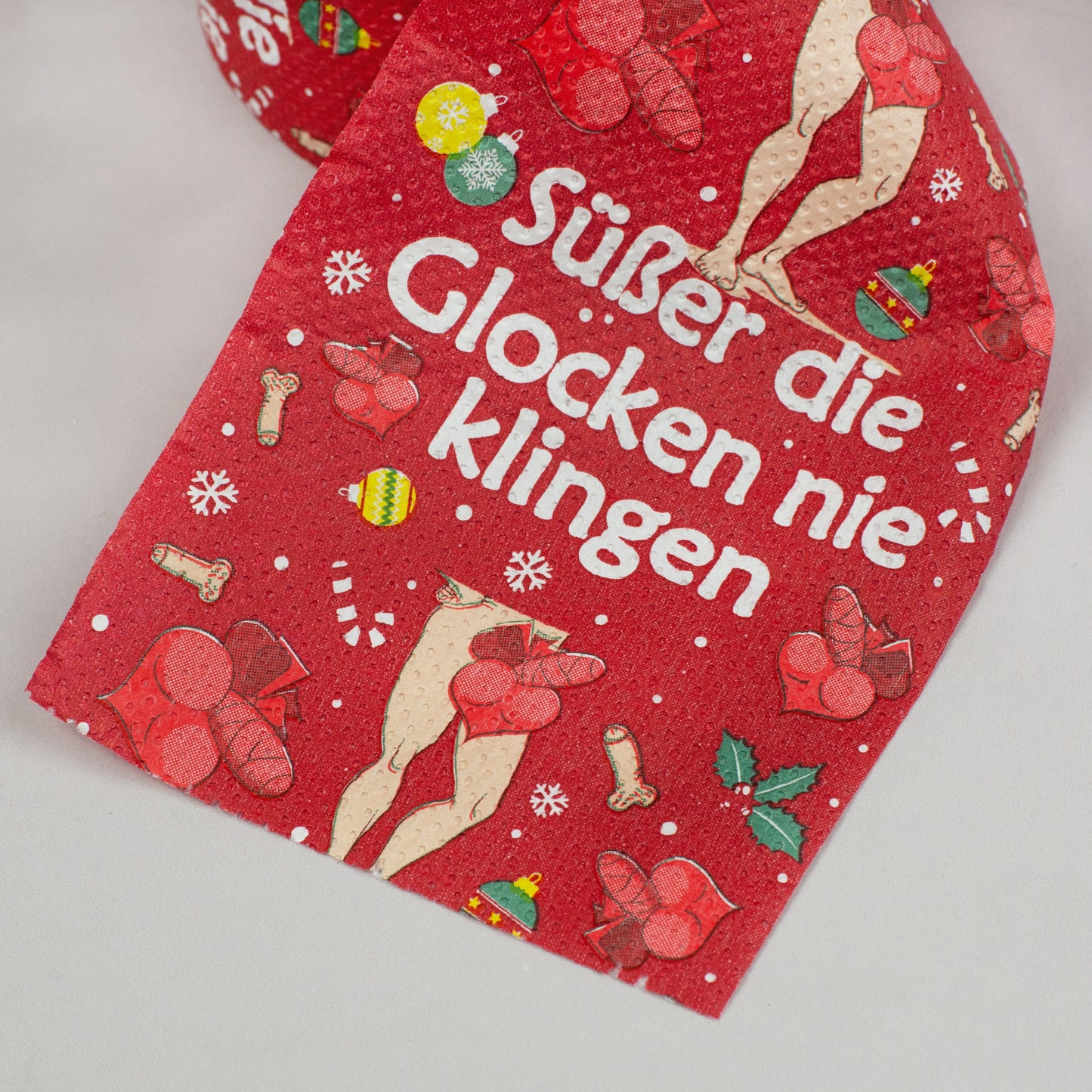 Nahaufnahme Motiv Toilettenpapier rot mit Text „Süßer die Glocken nie klingen“ und Weihnachtsmotiven