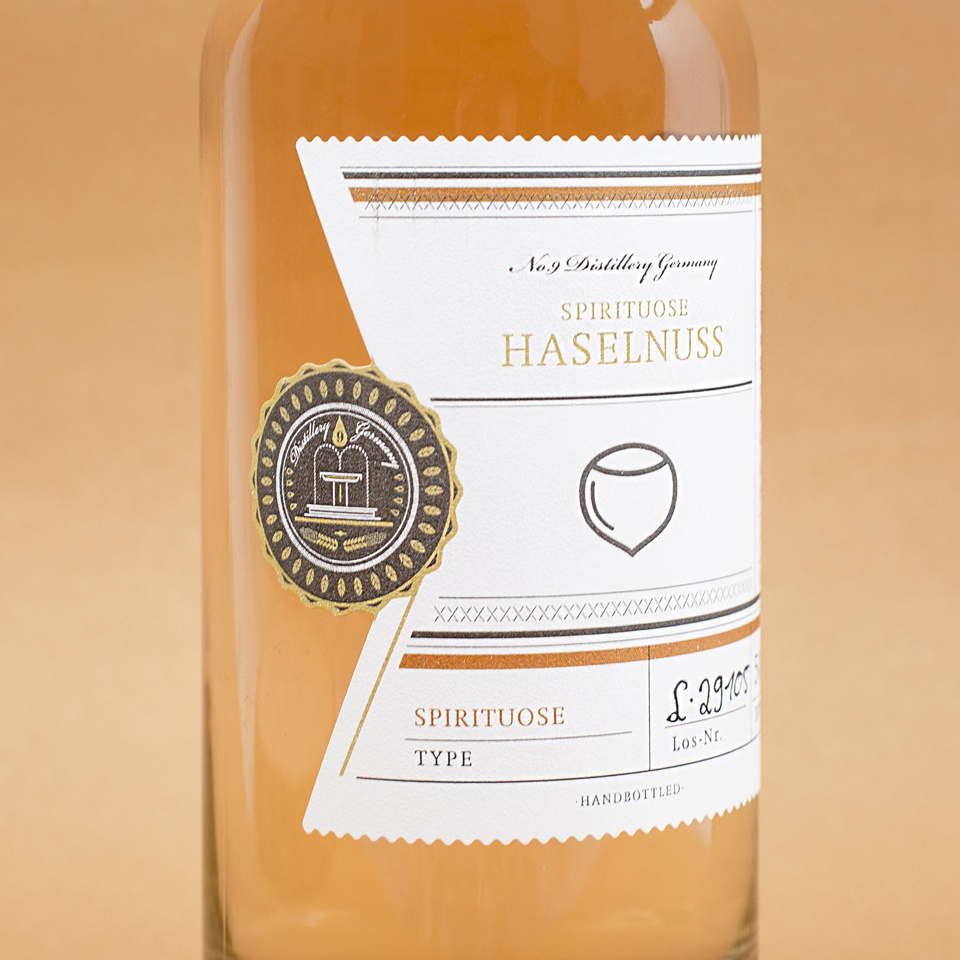 Etikett der Flasche Haselnussschnaps