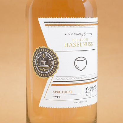 Etikett der Flasche Haselnussschnaps