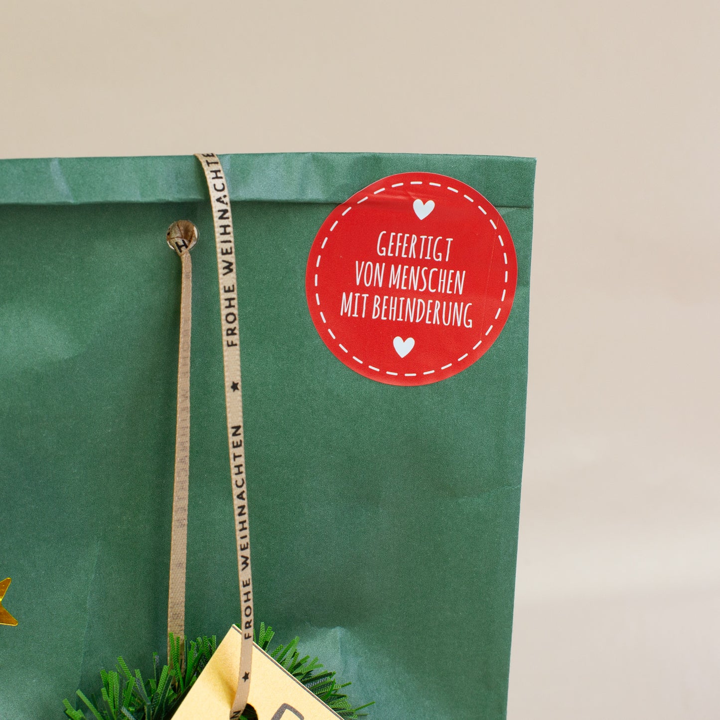 Detailansicht Wundertüte Weihnachten – roter Aufkleber gefertigt von Menschen mit Behinderung