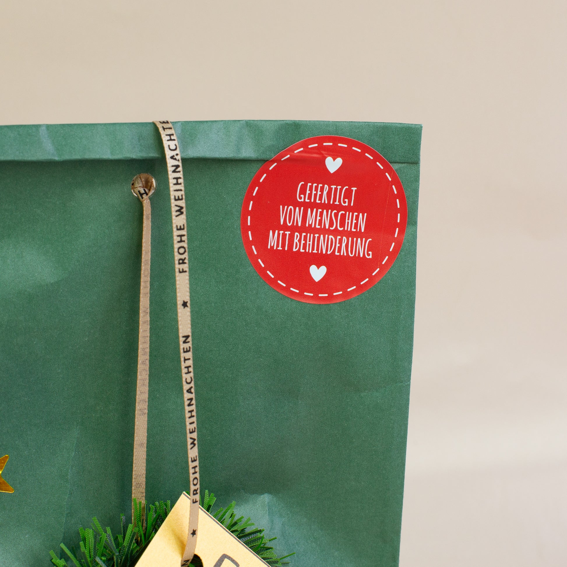 Detailansicht Wundertüte Weihnachten – roter Aufkleber gefertigt von Menschen mit Behinderung
