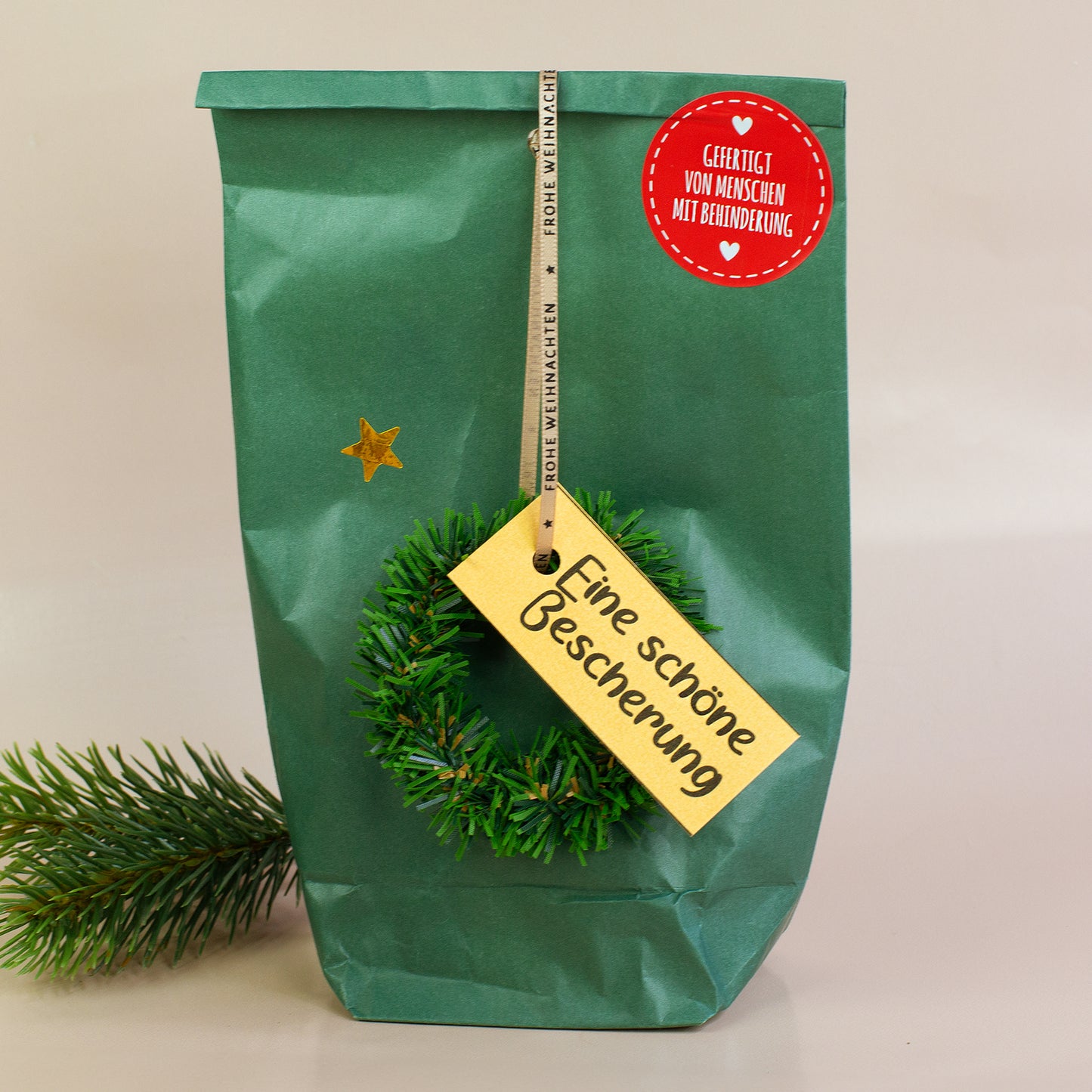 Wundertüte „Eine schöne Bescherung“ mit Anhänger und dekorativem Kranz