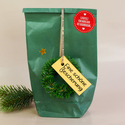Wundertüte „Eine schöne Bescherung“ mit Anhänger und dekorativem Kranz