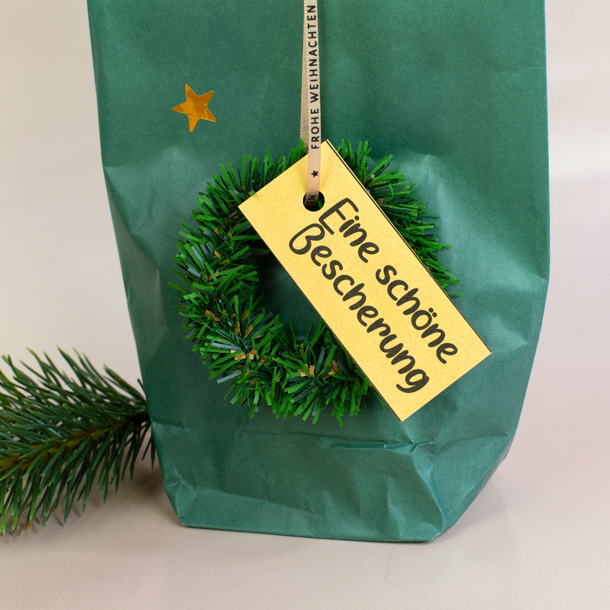 Weihnachtliche Wundertüte in grün mit Deko-Kranz und goldenem Anhänger