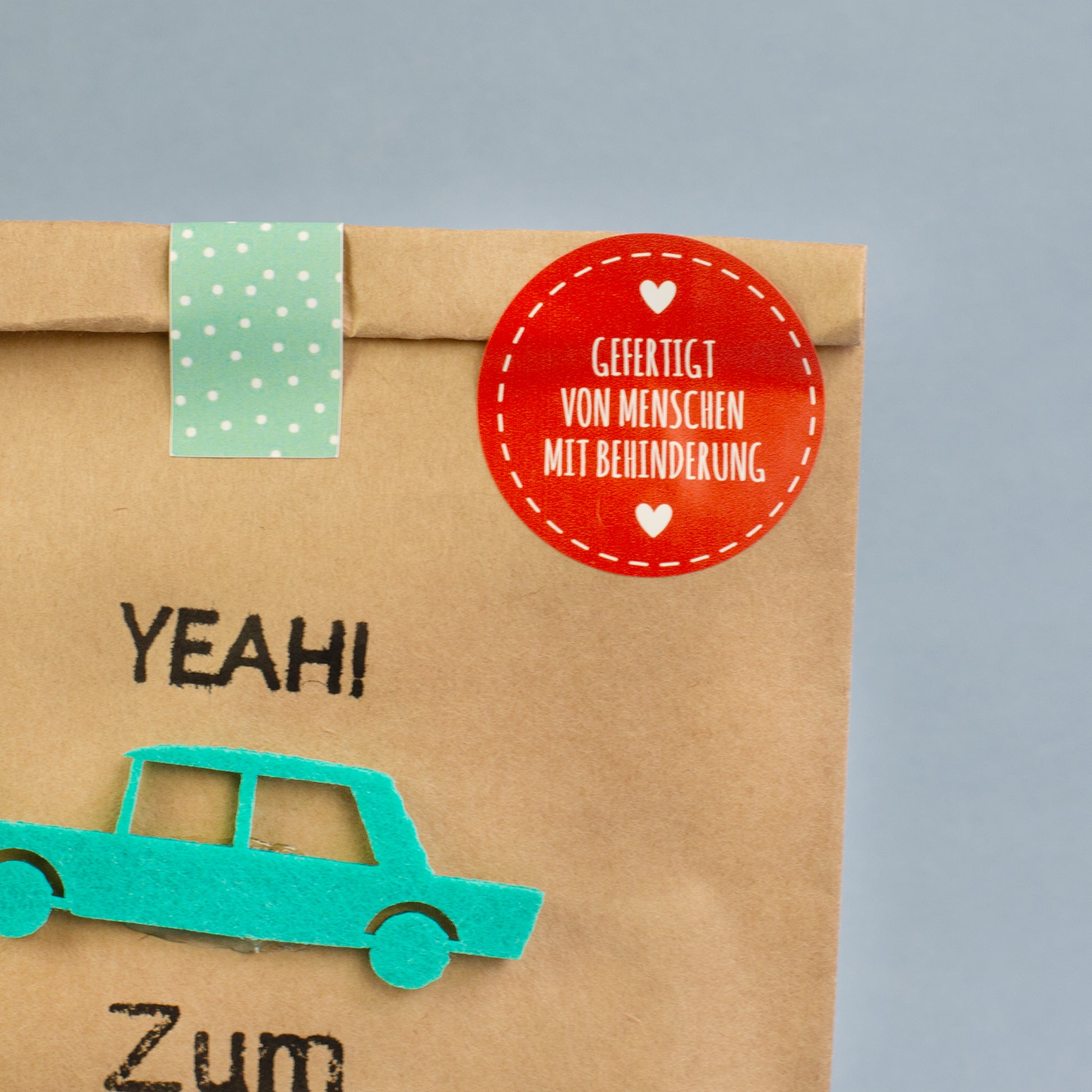 Detailansicht Führerschein-Wundertüte mit Filzauto und Aufschrift YEAH! Zum Führerschein