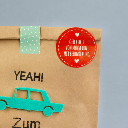 Detailansicht Führerschein-Wundertüte mit Filzauto und Aufschrift YEAH! Zum Führerschein