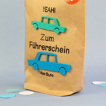 Handverpackte Wundertüte zum Führerschein mit Filzdeko – originelles Geschenk für Autofahrer