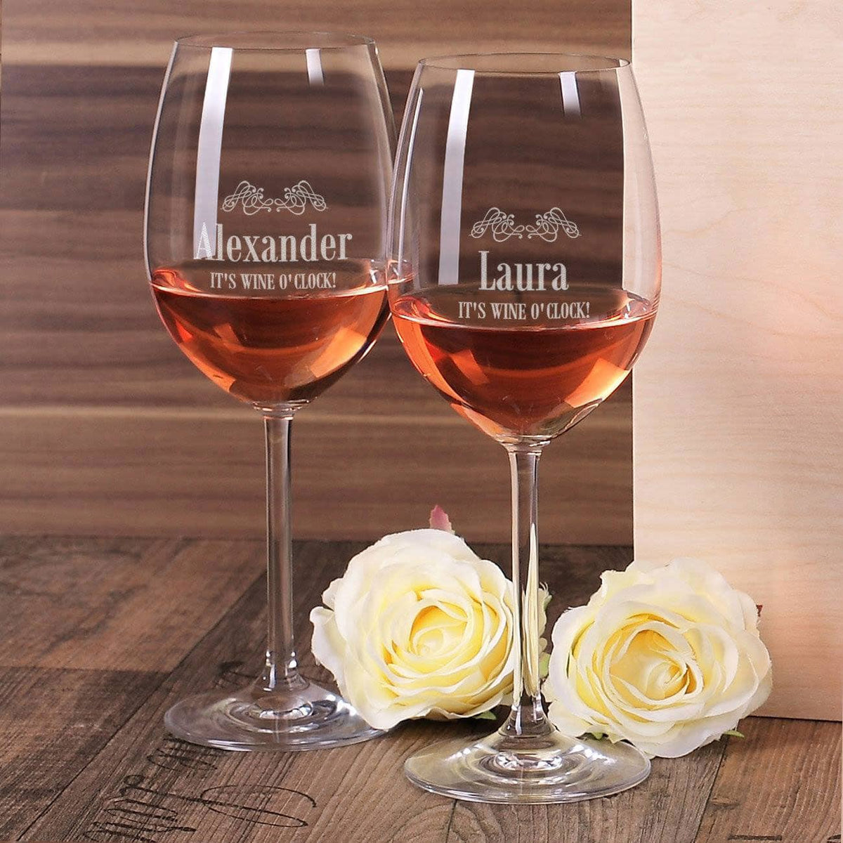 IT'S WINE O'CLOCK! 2 Leonardo Weingläser mit Gravur zum Valentinstag oder Hochzeit mit Namen nach Wunsch graviert als Valentinstagsgeschenk für Paare –