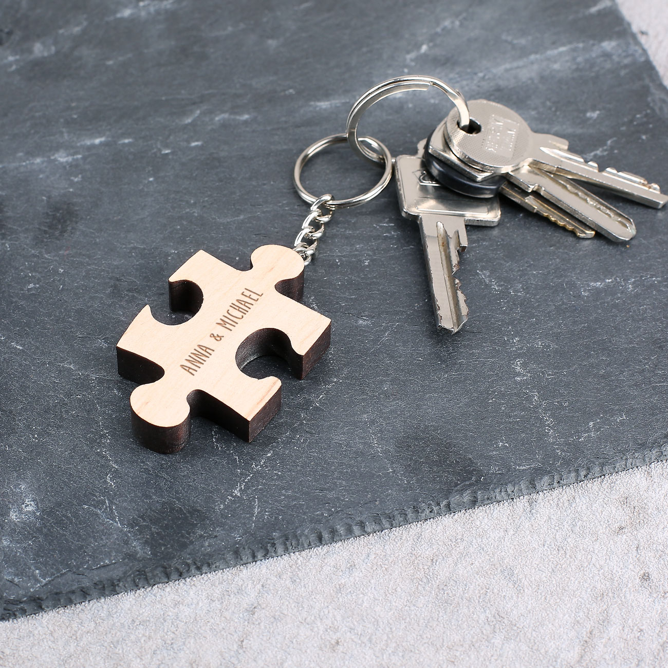 Holz-Schlüsselanhänger in Puzzleform mit Gravur