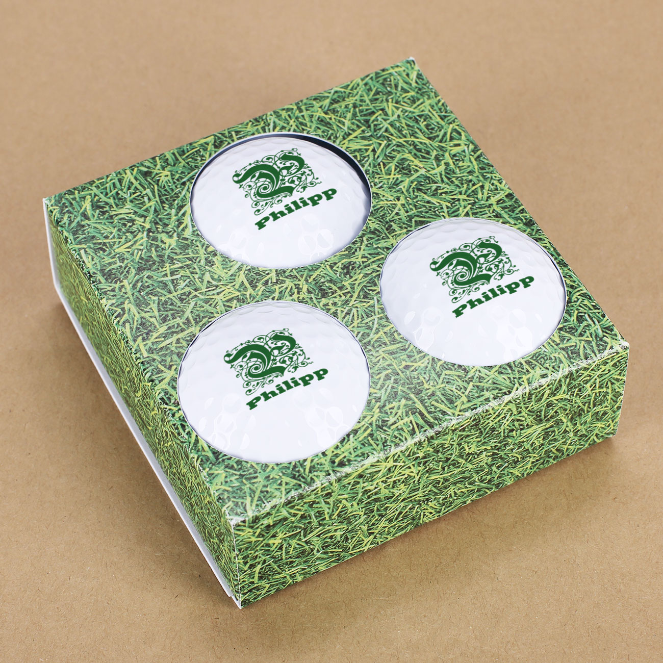 Golfball Set mit Gravur Initialen personalisiert 3 Wilson Golfbälle  Pitchgabel und 6 Tees Geschenkbox schwarz Wunschtext Geschenk Golfer/in  (Set mit 3 Wilson Duo Soft Bällen) : : Sport & Freizeit
